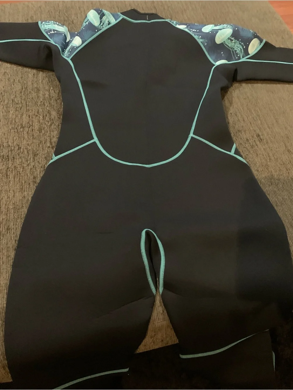 ZIFUMEI women3mm neoprene full-body wetsuit ft a jellyfish print on shoulders